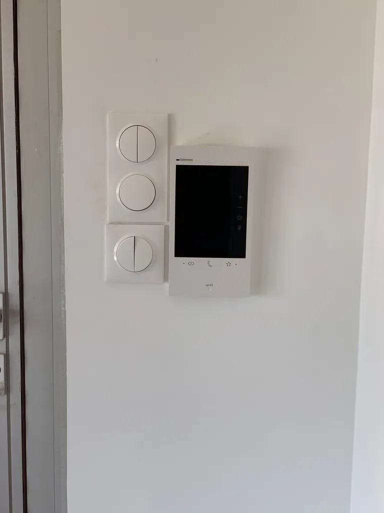 Installation visiophone connecté Legrand BTicino EOS 300 sur Roquevaire