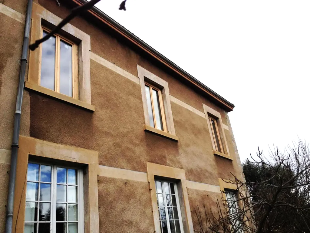 Fenêtres en bois après travaux de rénovation avec finitions soignées, contribuant à la réduction des déperditions de chaleur et à l’amélioration du confort intérieur