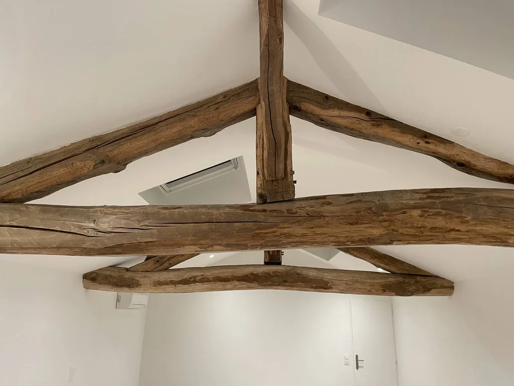 Sablage des poutres en bois chêne par aérogommage à St Georges de Reneins près de Belleville en Beaujolais (69)