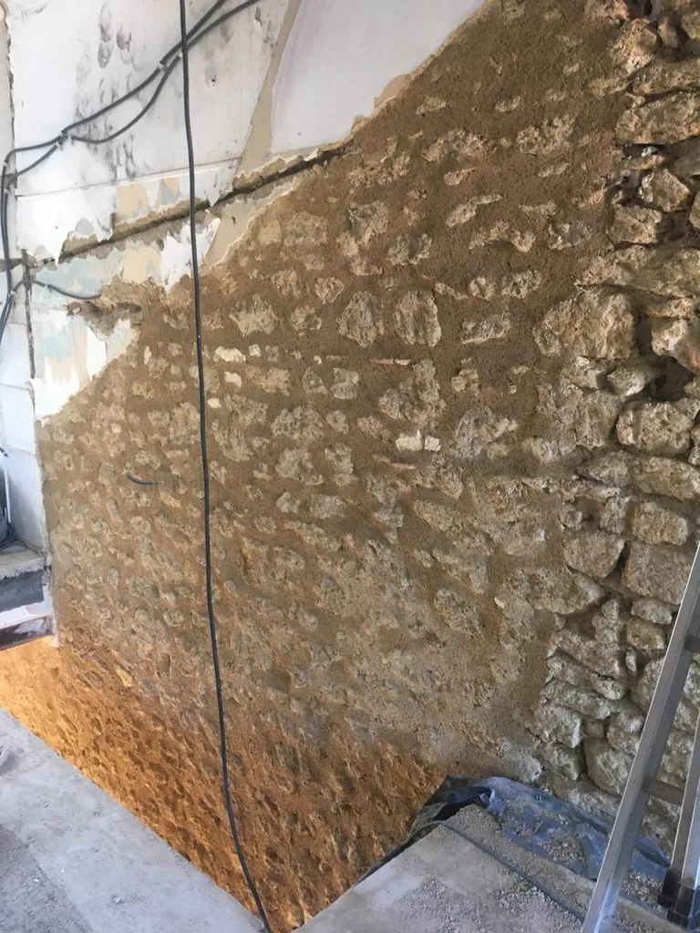 Réalisation d'un jointoiement beurré d'un mur en pierre à Salon de Provence