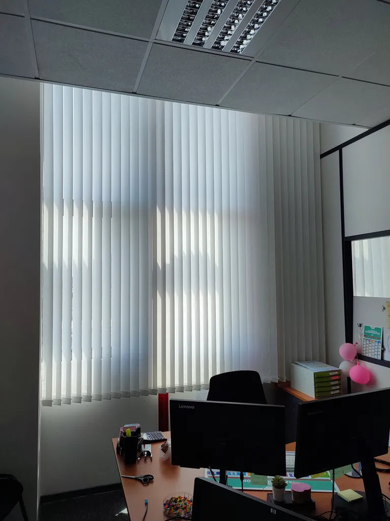 Pose de stores sur mesure pour baies vitrées avec protection solaire à Aix-en-Provence - Stores intérieurs et extérieurs pour bureaux et habitations