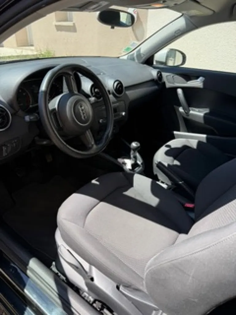 Un nettoyage en profondeur pour redonner vie à cette Audi A1 à Saint Romain Le Puy près de Saint Etienne