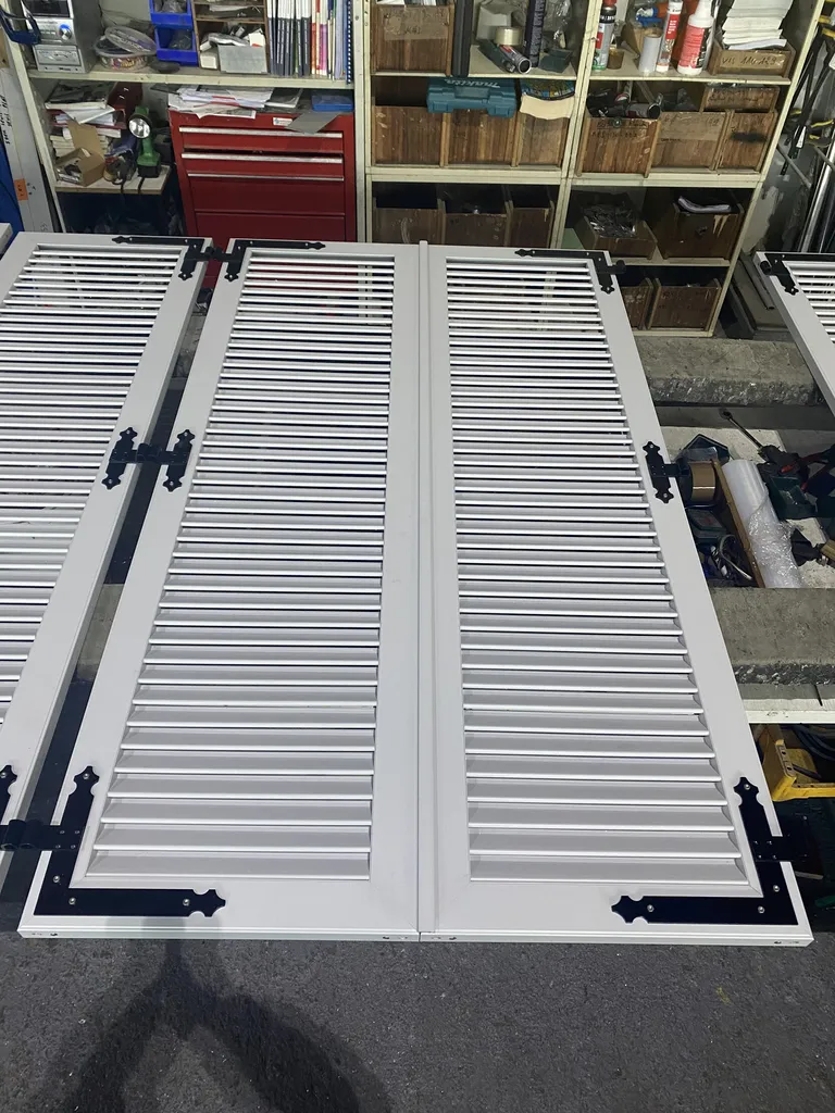 Volet 2 vantaux aluminium RAL 7047