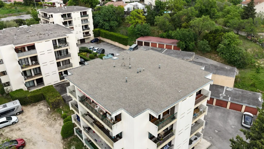 Toiture finalisée avec la pose du nouveau complexe d’étanchéité, assurant la protection et la pérennité du bâtiment