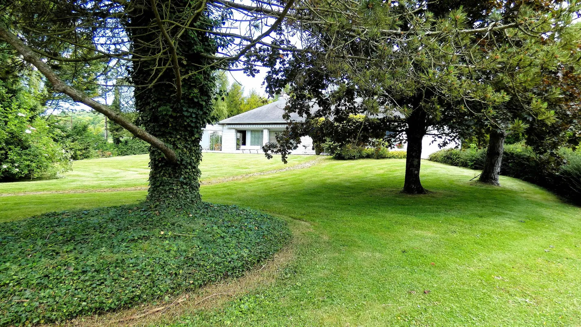 Maison d'architecte de plain pied  de 147 m² bâtie en 1978.