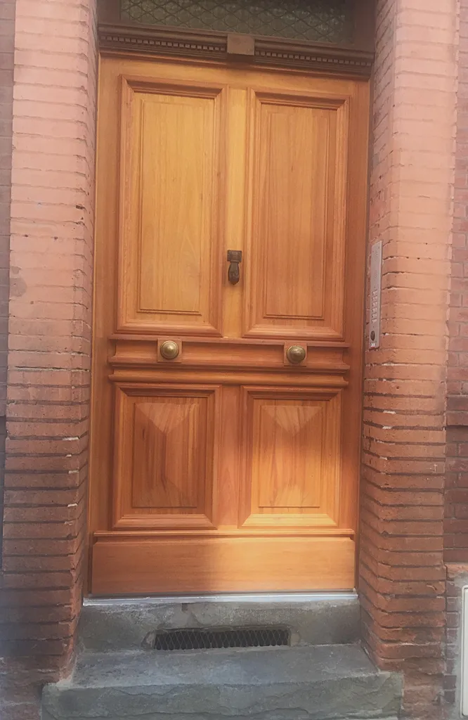 Porte d'entrée sur mesure : fabrication artisanale bois et aluminium par un menuisier intervenant en Occitanie