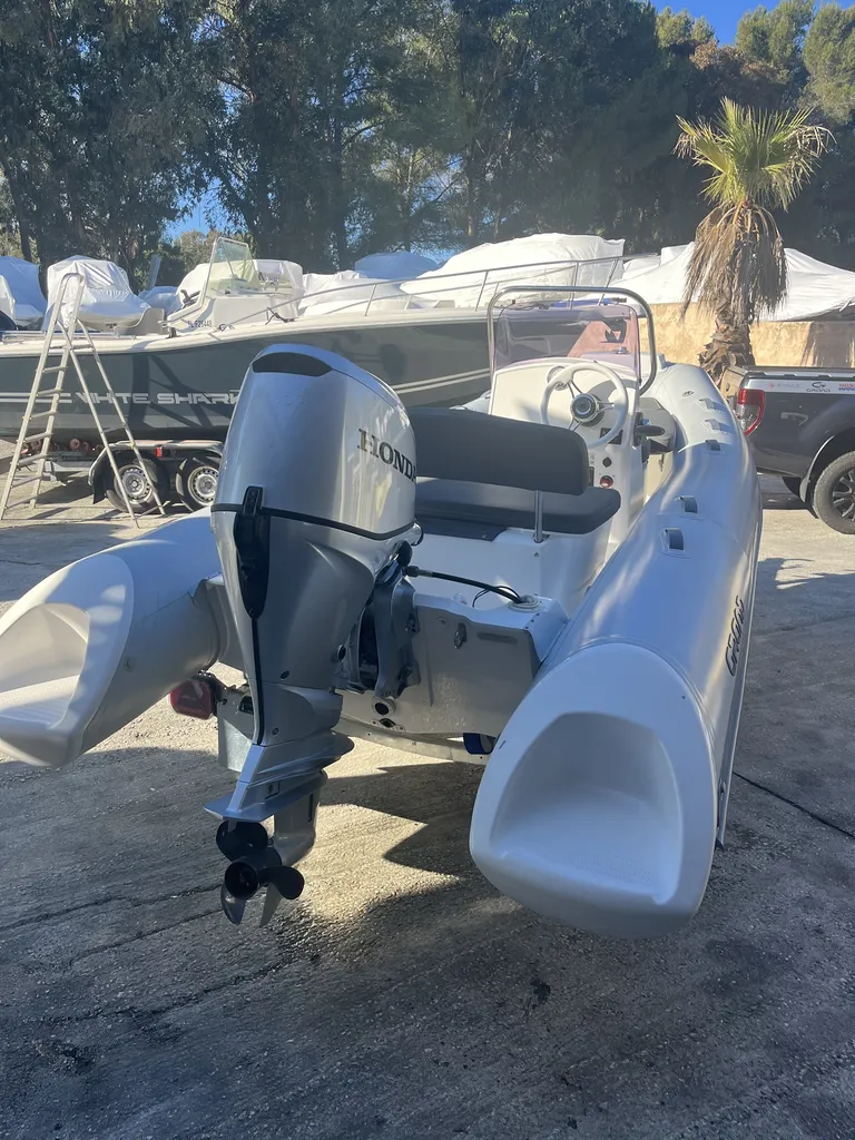 Toni Marine propose à la vente ce Grand Boats Silver Line S470 d'occasion équipé d'un moteur Honda BF40 disponible à La Londe les Maures près de Hyères