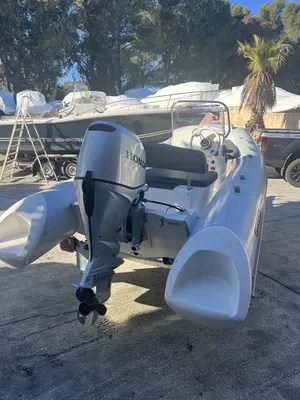 Toni Marine propose à la vente ce Grand Boats Silver Line S470 d'occasion équipé d'un moteur Honda BF40 disponible à La Londe les Maures près de Hyères
