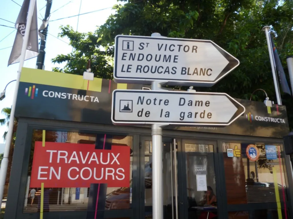 panneau directionnel situé a l'angle du bd de la corderie et de la rue d'endoume