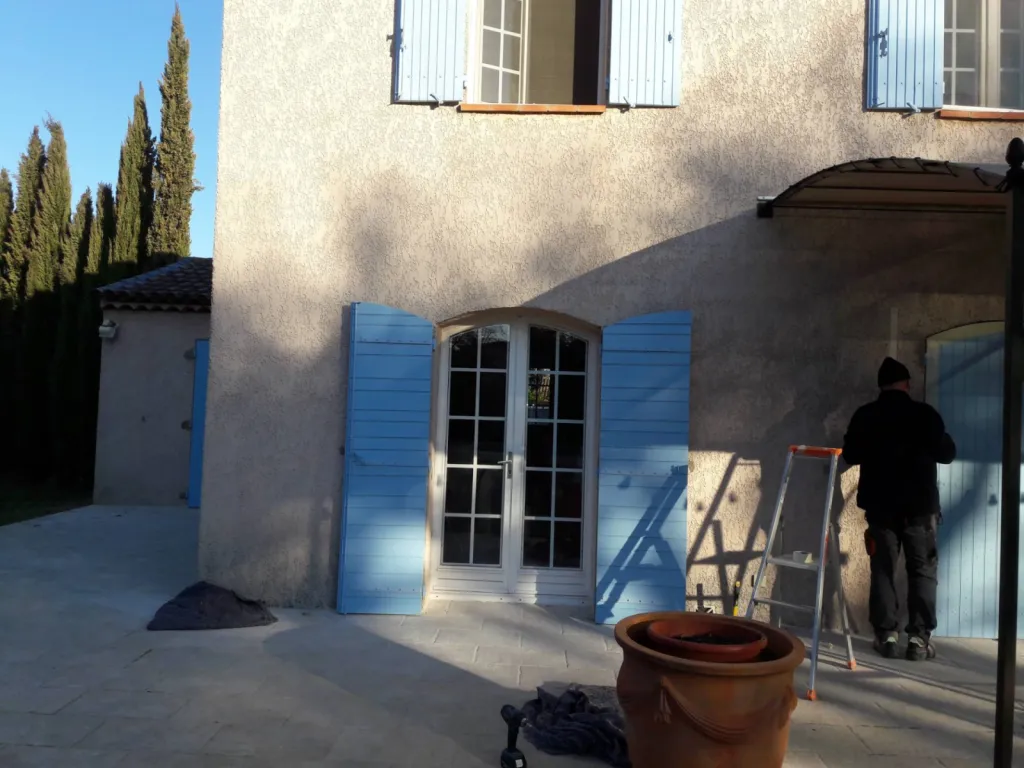 Fabrication et installation de volets provençaux à Aix en Provence et sa région