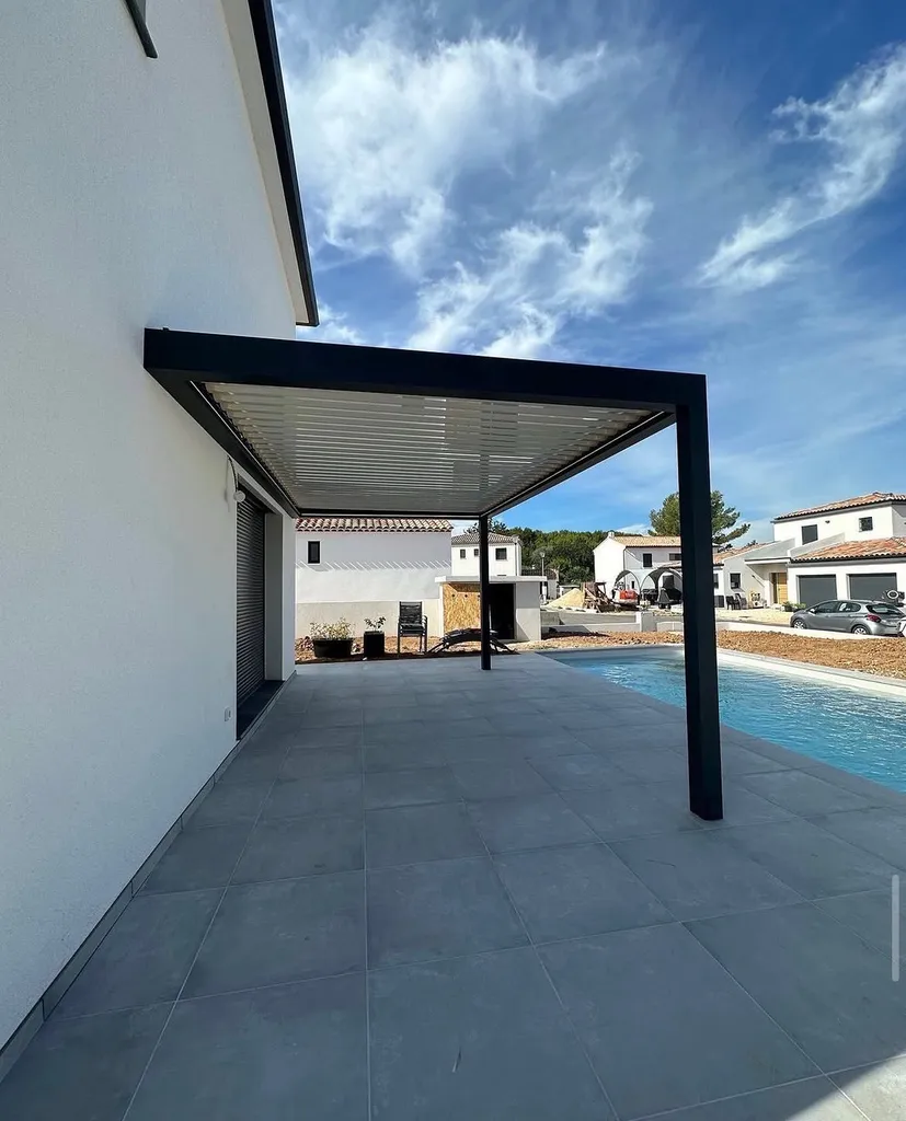 Pergolas bioclimatiques à Pertuis : structure d'angle pour maison contemporaine