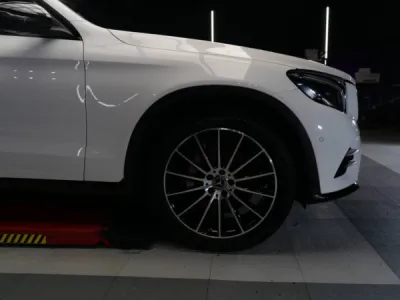 Détail de la Mercedes GLC après un polissage minutieux, éliminant les micro-rayures et redonnant à la peinture toute sa brillance naturelle.