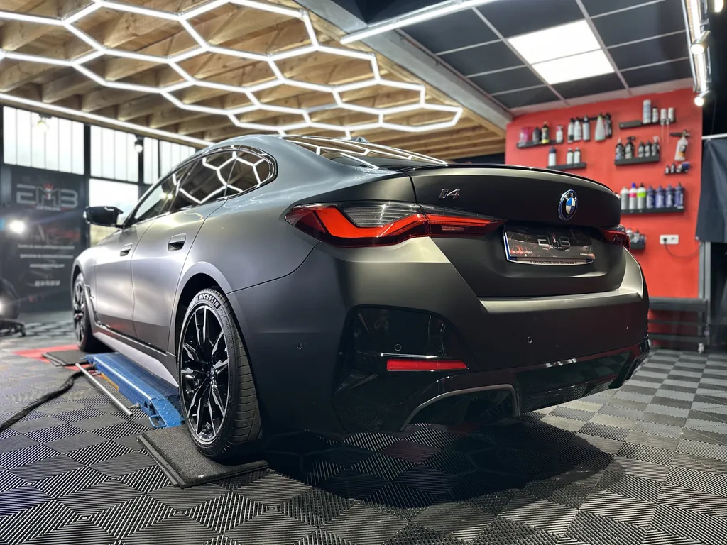 Pose de PPF « full-wrap » sur BMW i4 mate – EMB Detailing à Vaugneray, Lyon Ouest & Région