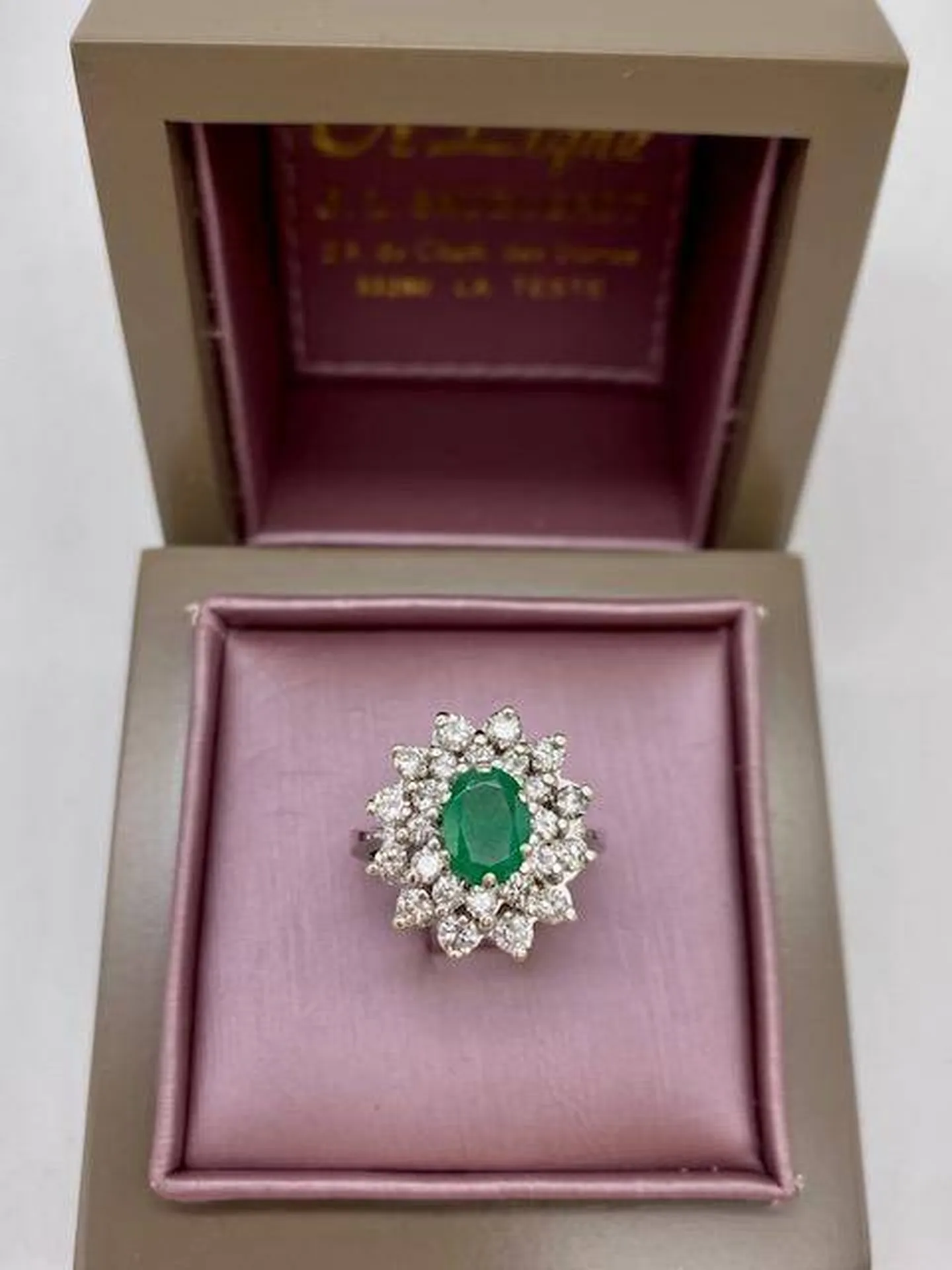 Bague or blanc 750/1000ème émeraude centrale et pavage diamants occasion Or Ligne La Teste Bassin d'Arcachon