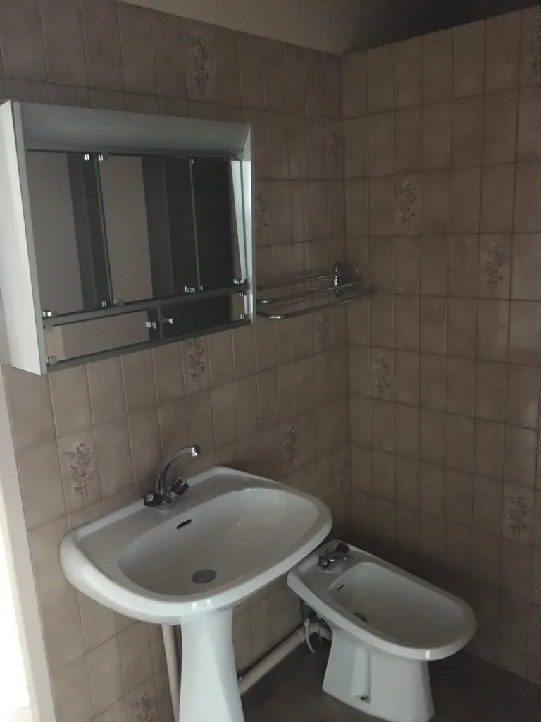 Salle de bain avant rénovation avec équipements anciens dans cet appartement à Villeurbanne