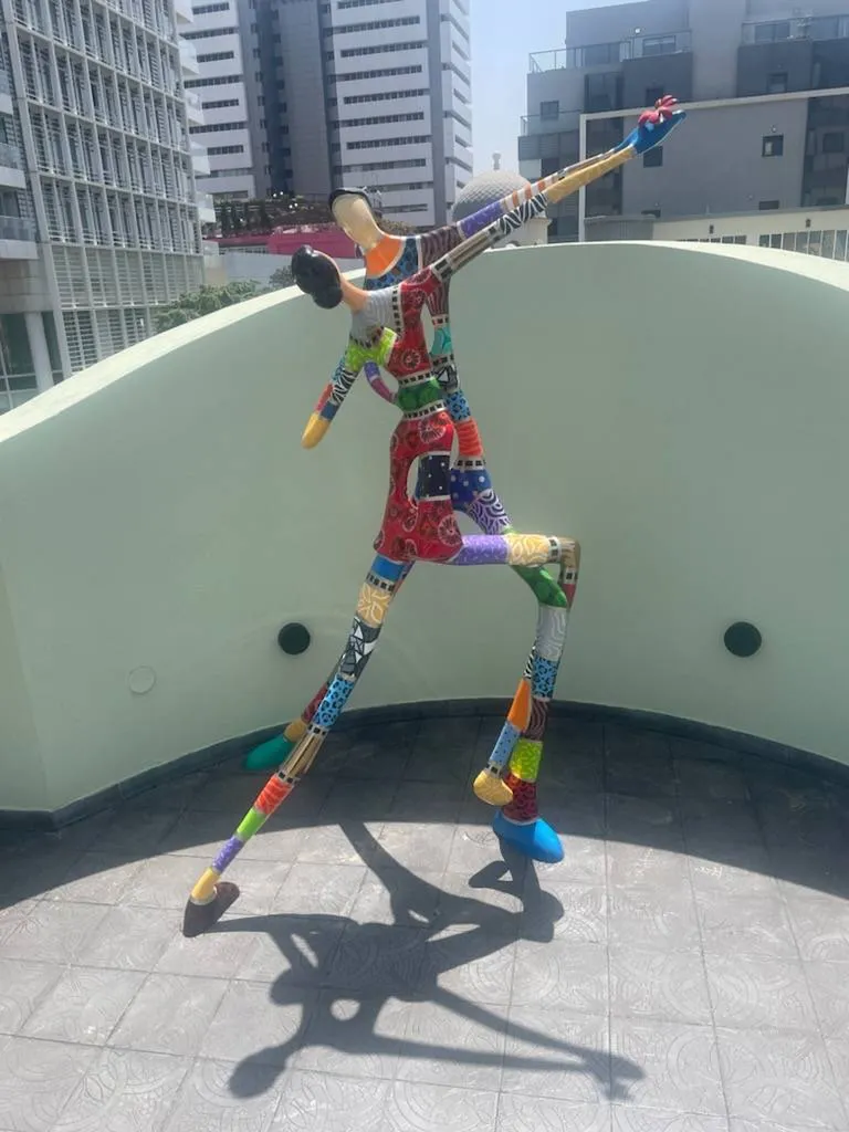 Vente et installation d'une sculpture en bronze originale de Dorit Levinstein appelée La Cumparsita sur une terrasse près de Cannes sur La Côte d'Azur  ​
