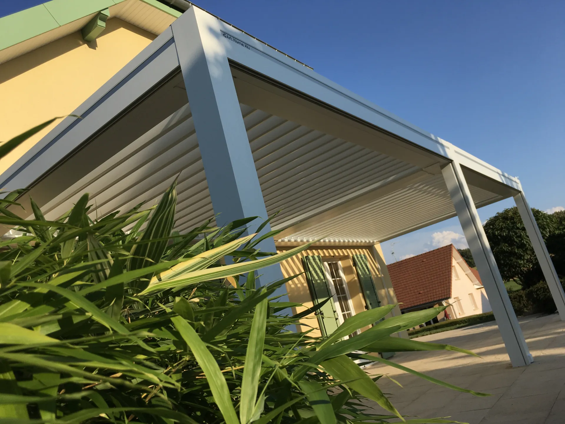 Réalisation d’une pergola bioclimatique aluminium double module laqué teinte blanc sablé attenante à Bermont près de Belfort