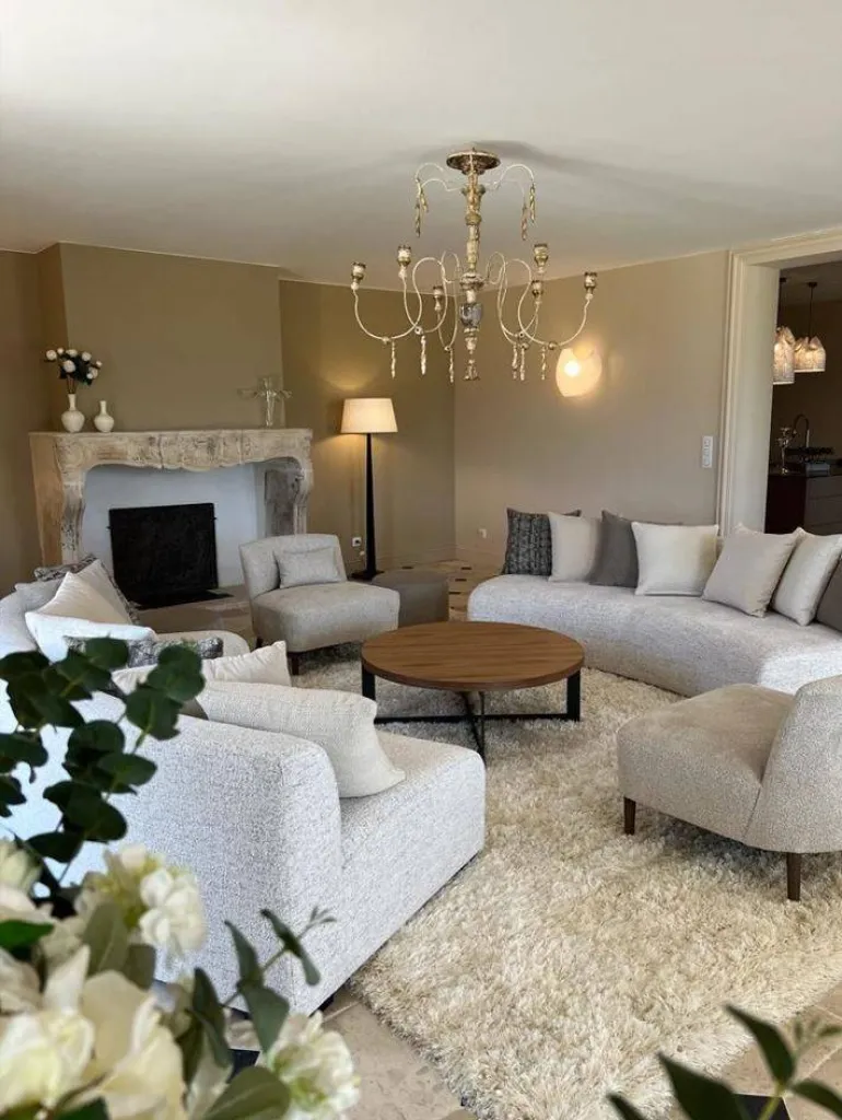 Le reveil d'un vieux mas endormi, au milieu des vignes, dans le Luberon.