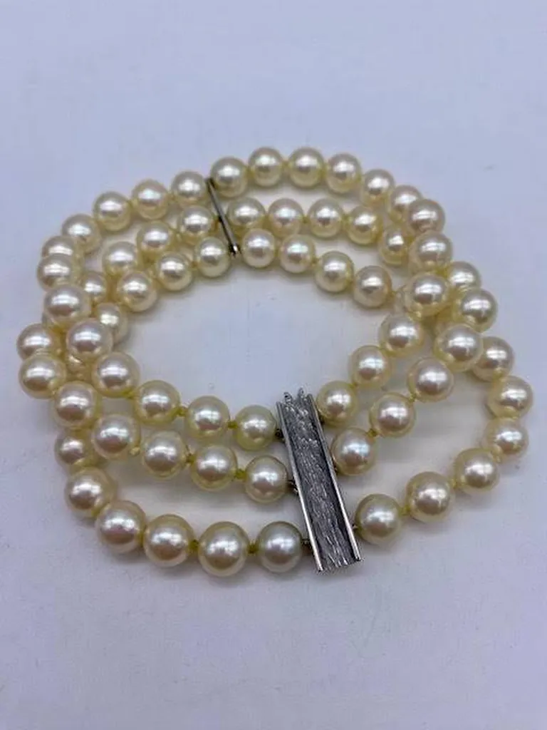L'Élégance Naturelle: Découvrez le Bracelet Trois Rangs de Perles avec Or Blanc chez Or Ligne en Gironde