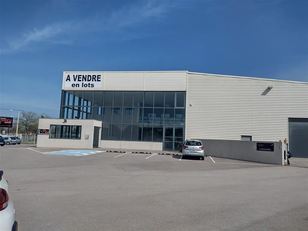 Opportunité exceptionnelle d'investissement : Entrepôt d'activité de 1857 m² avec showroom et bureaux sur un vaste terrain de 7662 m² à Perpignan, Secteur Nord, Pyrénées-Orientales.
