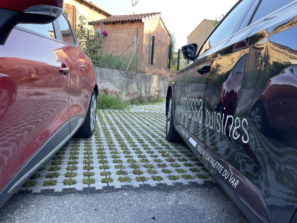 Pose de dalles BétoGreen pour stabilisation écologique et aménagement de parking végétalisé à La Valette-du-Var