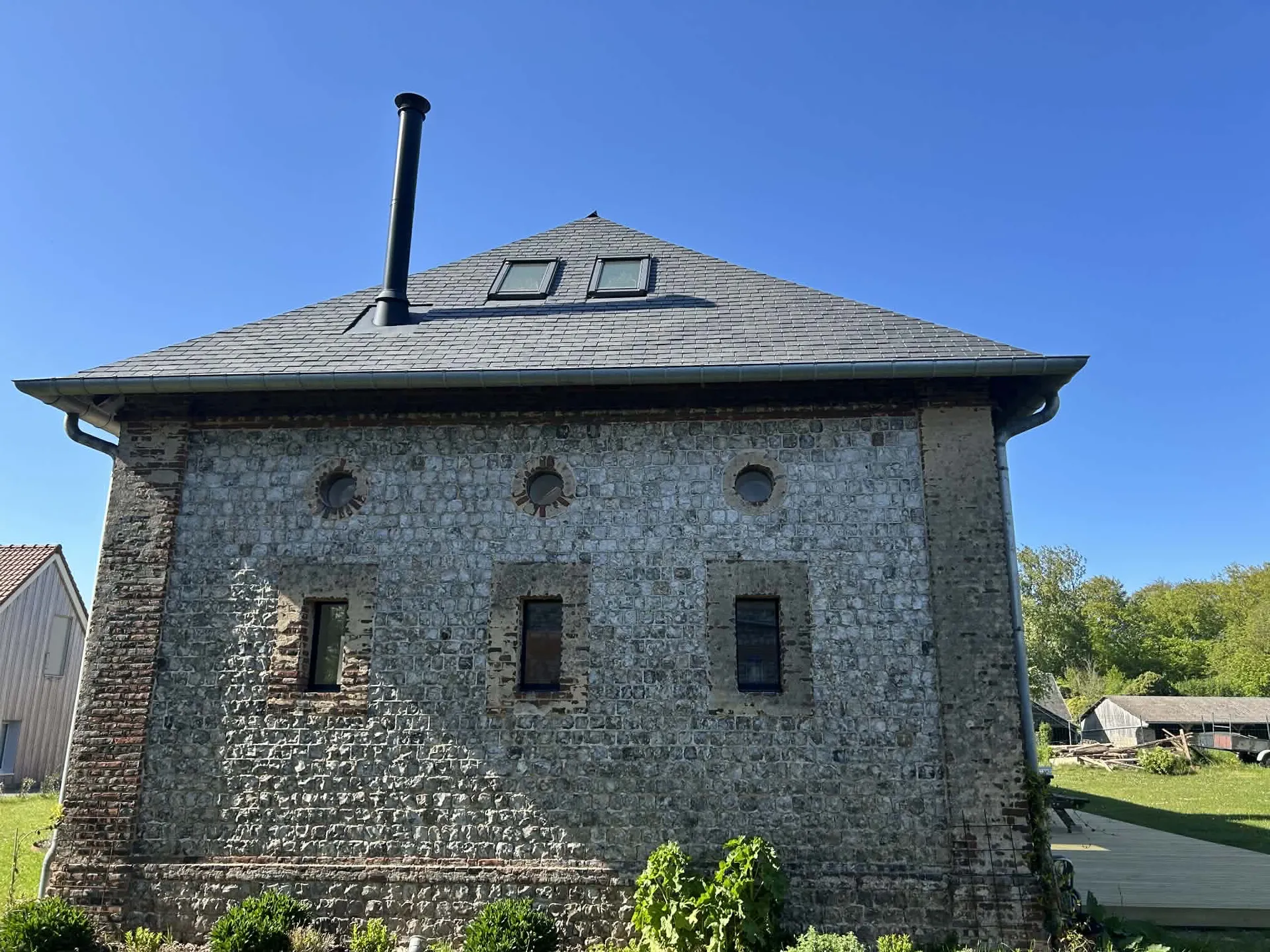 couverture d’un ancien bâtiment agricole  pour devenir une belle habitation en ardoise naturel d’Espagne cupa 30/20 ardoisier 12 aux crochets  inox 18% autour de Butot-Vénesville en Normandie 76