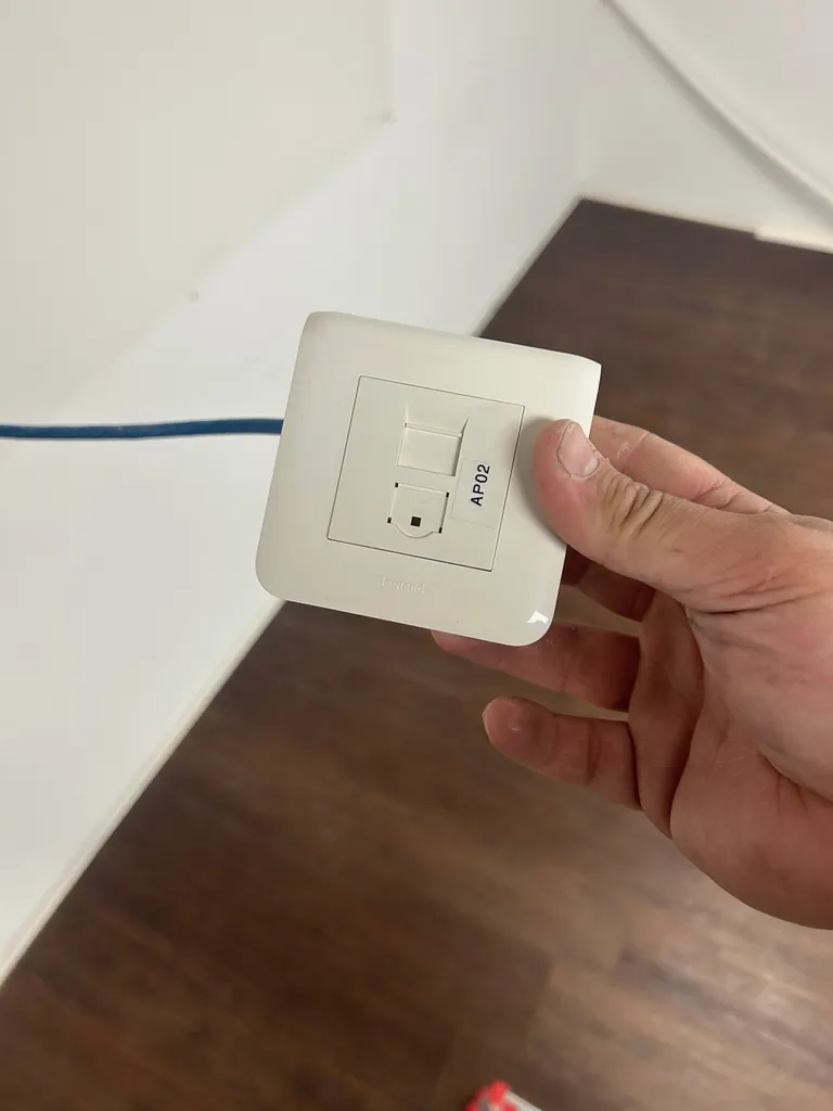 Expert en installation de réseaux informatiques à Aix-en-Provence, câblage structuré de prises RJ45 catégorie 6, bornes Wi-Fi haut débit et optimisation de couverture internet.