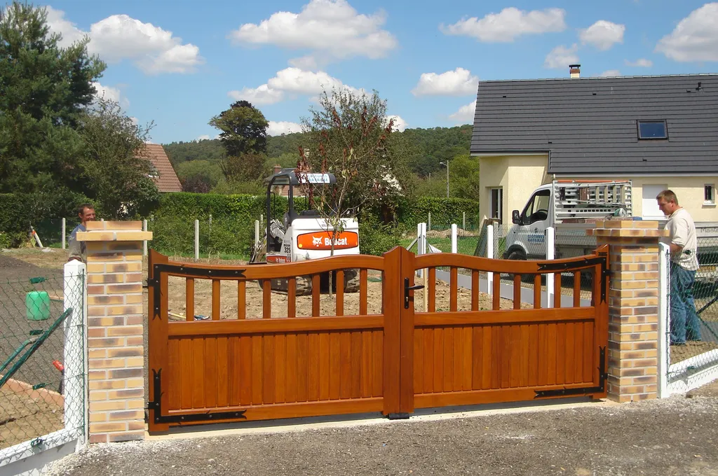 Installation de Portail bois battant de fabrication artisanale, Clôtures occultantes et Aménagements de limites de propriété à Montivilliers en Seine-Maritime 76 et sa région havraise