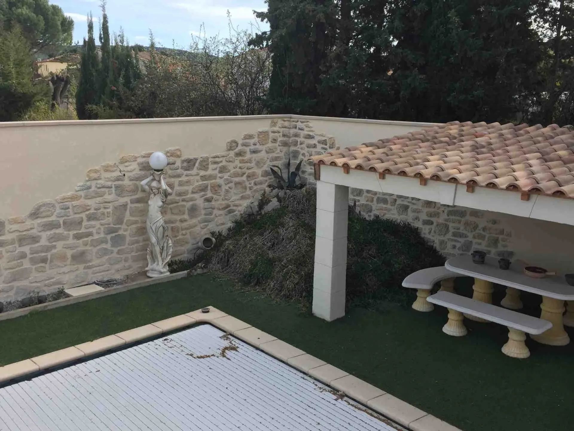 Tour de piscine en cascades de pierres technique bi-couche à Gigean dans l'Hérault