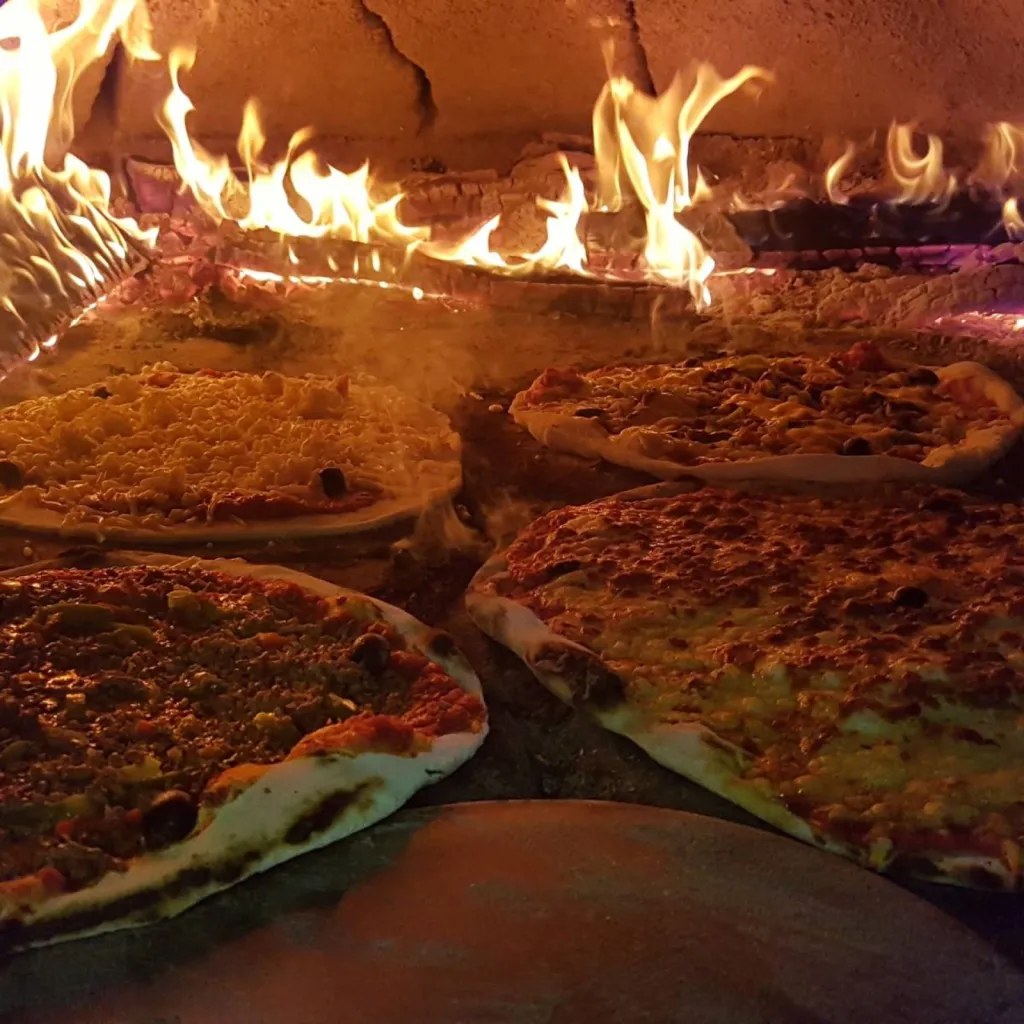 pizza feu de bois et artisanale  à  salon