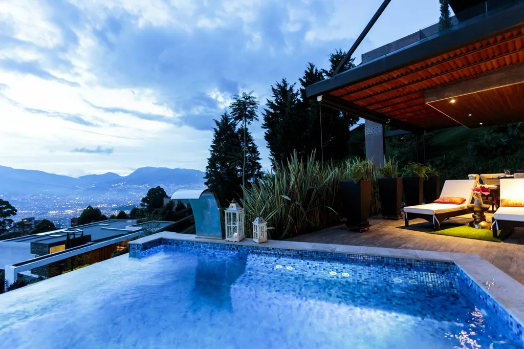 UNE PISCINE QUI BRILLE LA NUIT - MOSAIQUE FOSFO