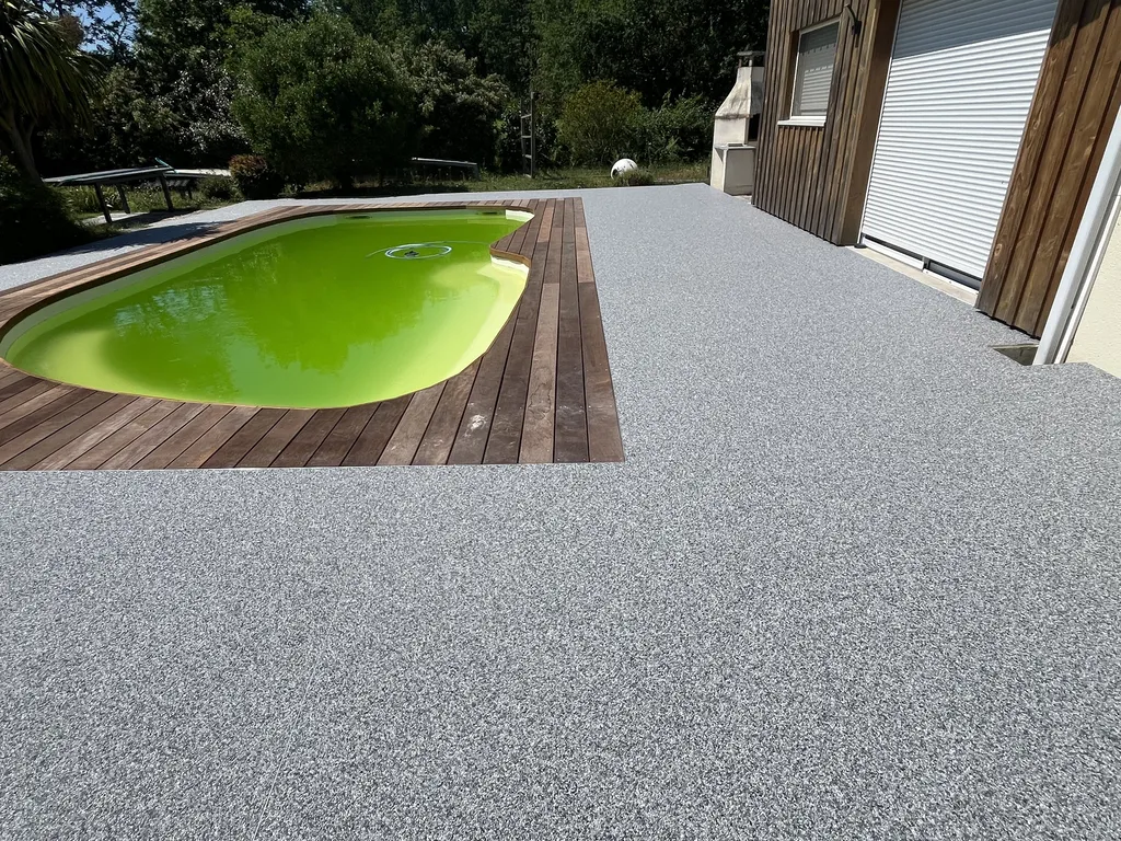 Contour de piscine en bois exotique à Saint michel de Rieufret.
