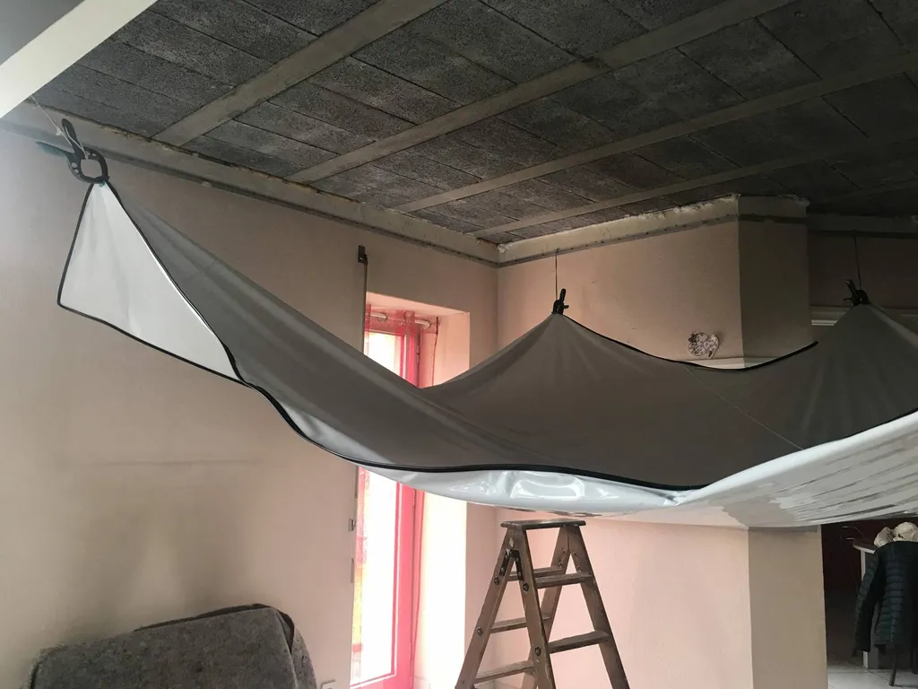 Pose d'un faux-plafond sous plafond hourdis béton, chantier Lourdes.