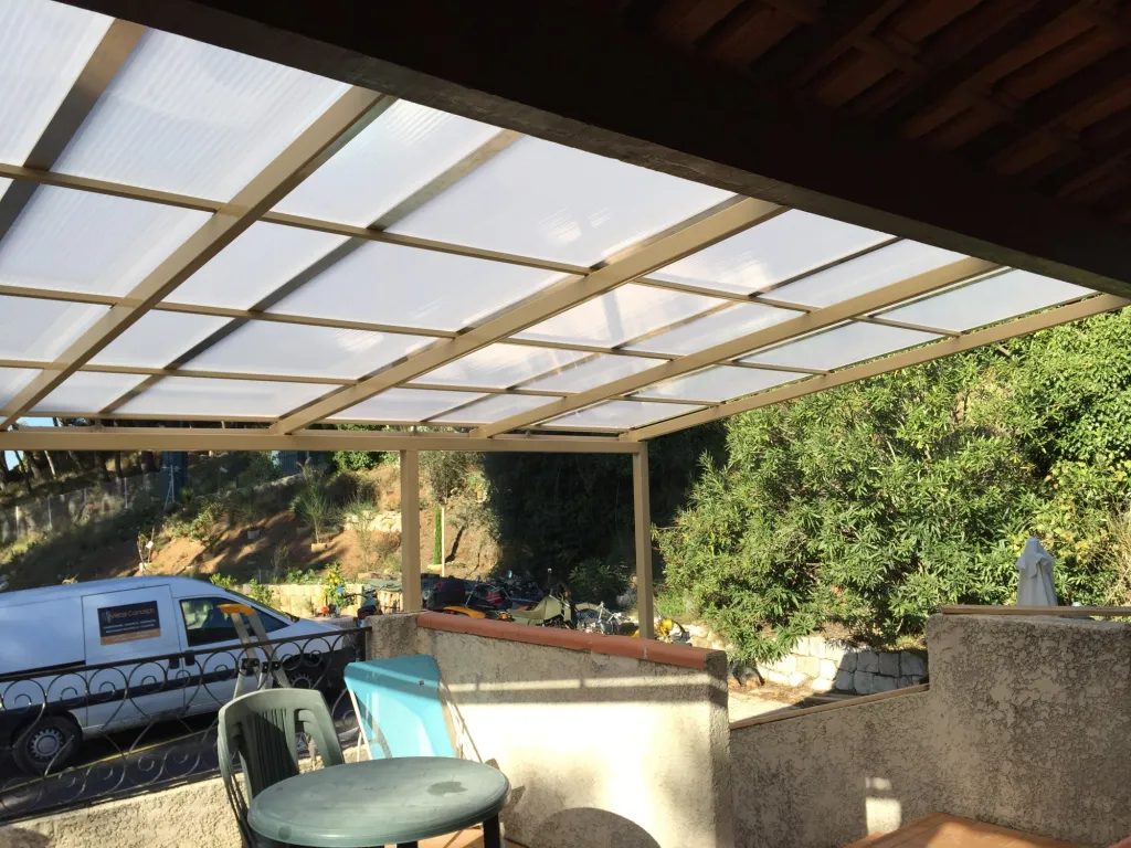 TONNELLE AVEC TOIT EN POLYCARBONATE A MARTIGUES PACA REALISEE SUR MESURE