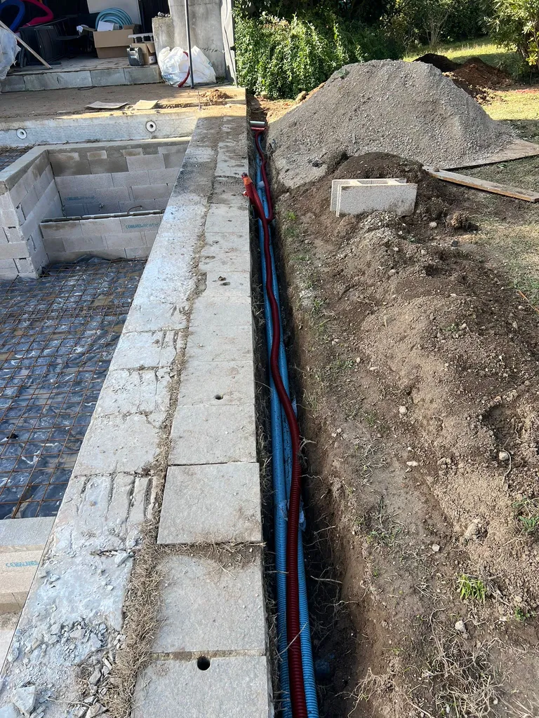 Réfection de canalisations enterrées de piscine en tranchée dans les Bouches-du-Rhône – passage de fourreaux hydrauliques et gaines électriques à Aix-en-Provence