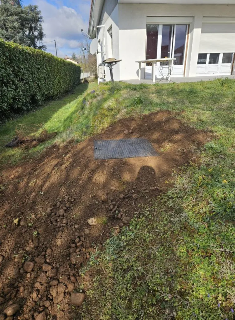 Remplacement de rehausse et pose tampon d'un tout-à-l'égout dans le jardin d'une maison à Divonne-les-Bains dans le Pays de Gex