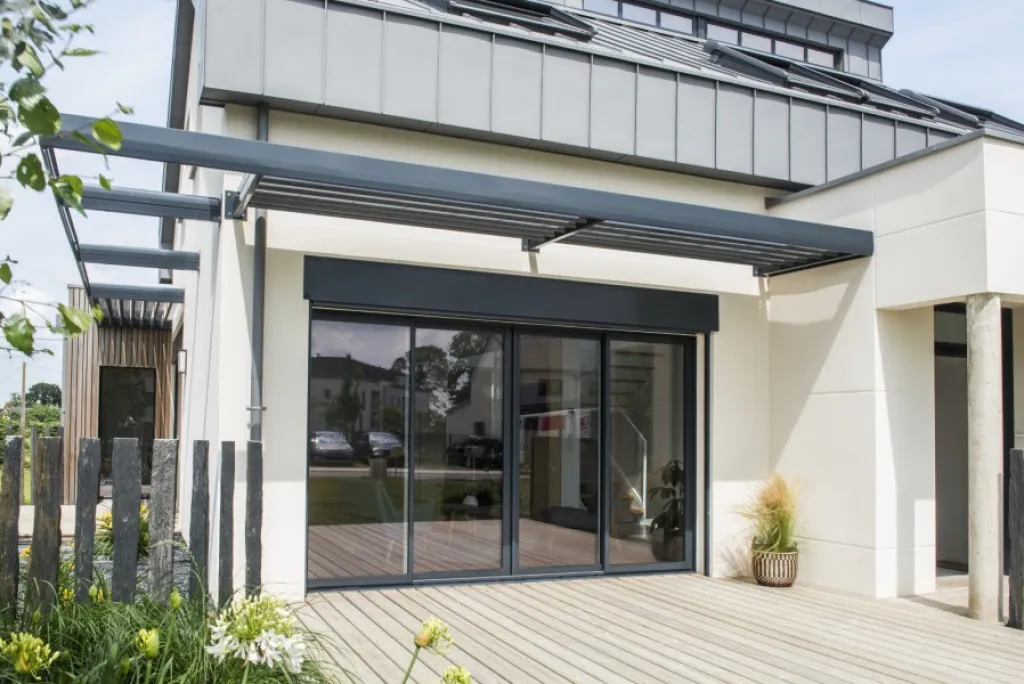 Coulissant en alu Novaltuce sécurisé avec grandes surfaces vitrées, bouclier thermique PVC et une totale liberté des couleurs à l'intérieur et à l'extérieur