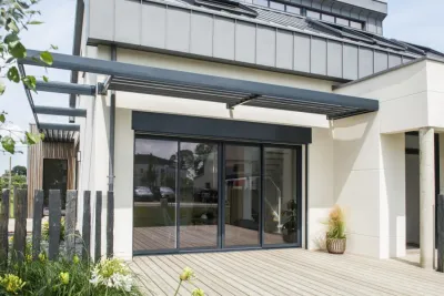 Coulissant en alu Novaltuce sécurisé avec grandes surfaces vitrées, bouclier thermique PVC et une totale liberté des couleurs à l'intérieur et à l'extérieur
