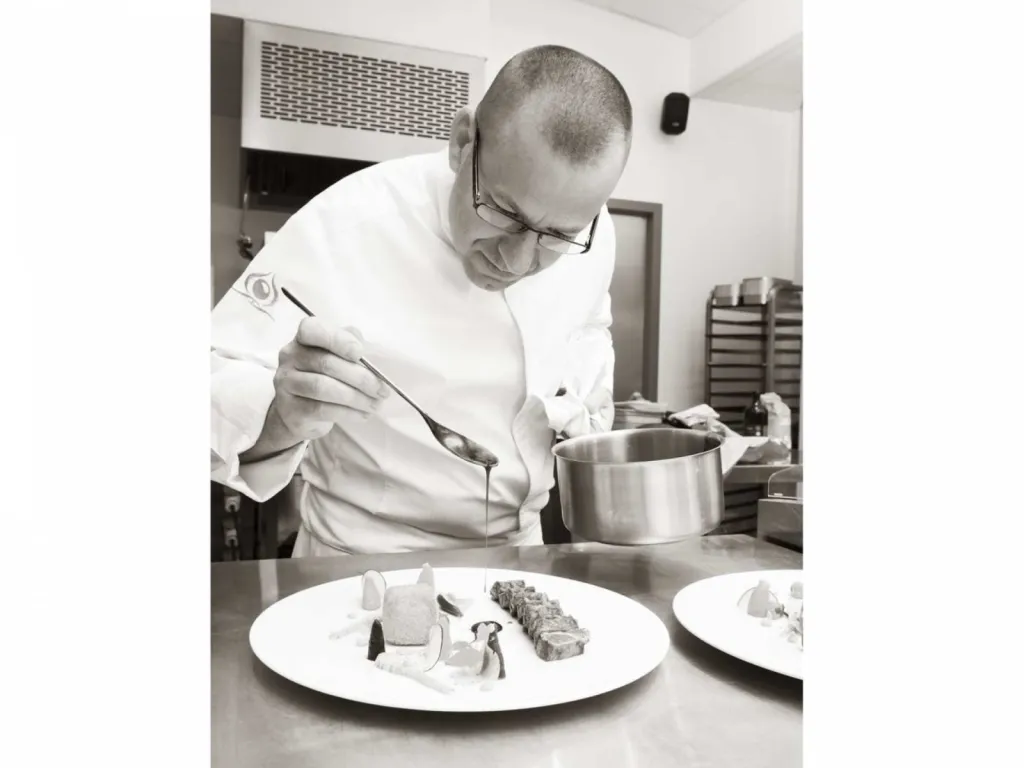 Reportage photographique culinaire à Lyon présentation geste pour le dressage de l'assiette du chef Marc de Passorio