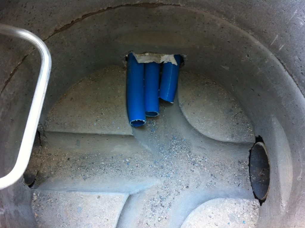 Regard sur arrivée eaux usées en station de relevage, vers Aix en Provence