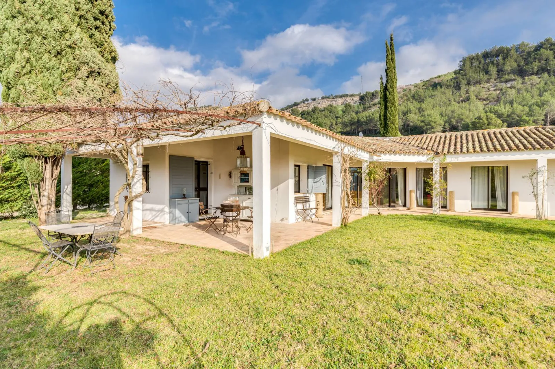 A vendre maison individuelle T4 de plain-pied Cassis  au calme, en campagne, avec piscine et vue mer