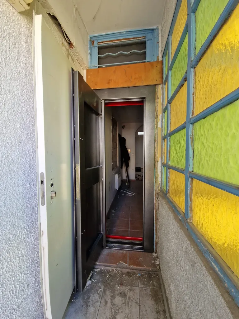 Remplacement d’une porte anti-squat métallique avec verrouillage 3 points A2P pour sécuriser un accès à Marseille 13003, 3e arrondissement