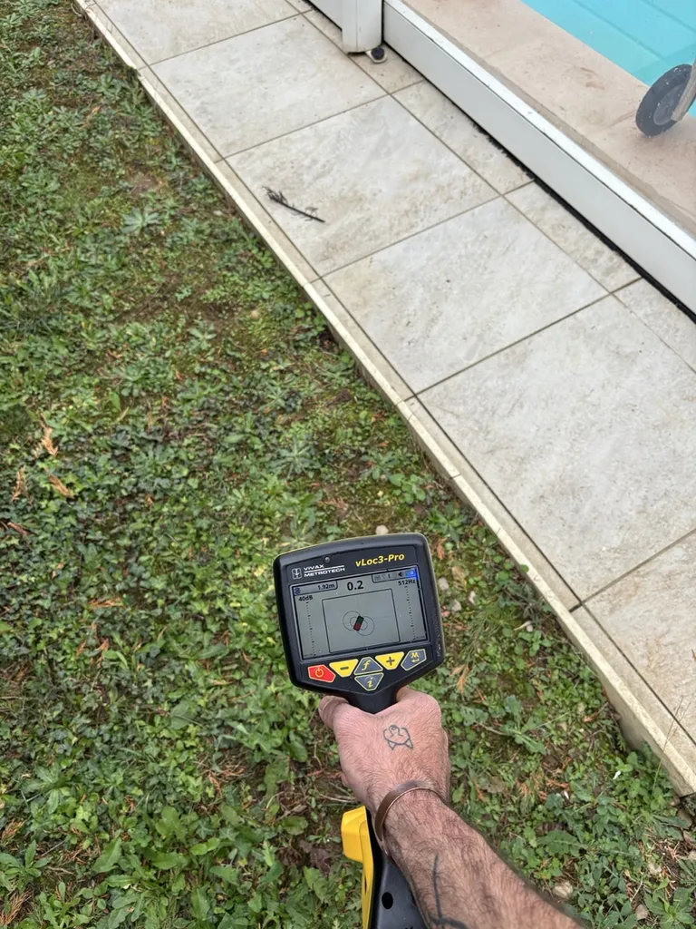 Intervention par un spécialiste en recherche de fuite non destructive sur piscine béton à Uzès dans le 30