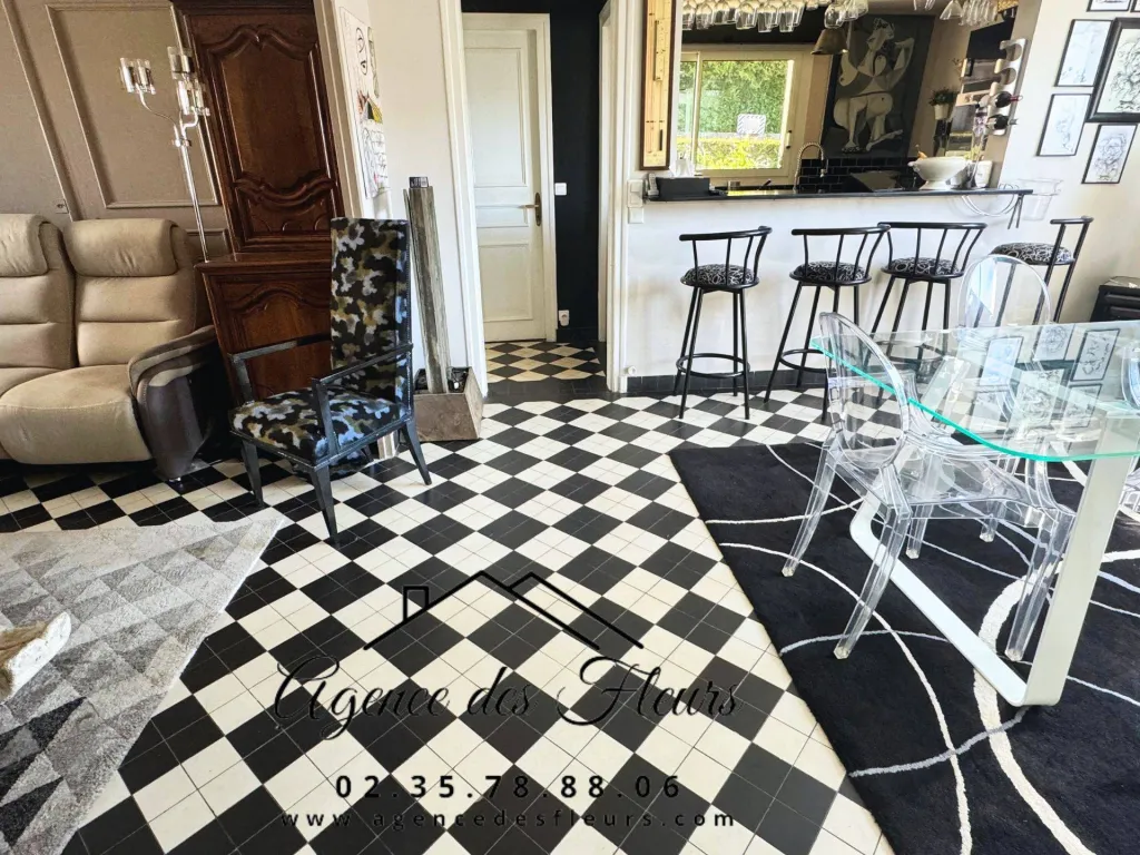 A vendre maison familiale de 243 m² édifiée sur un terrain de 749 m² sur la commune de MONTFORT SUR RISLE 27 290