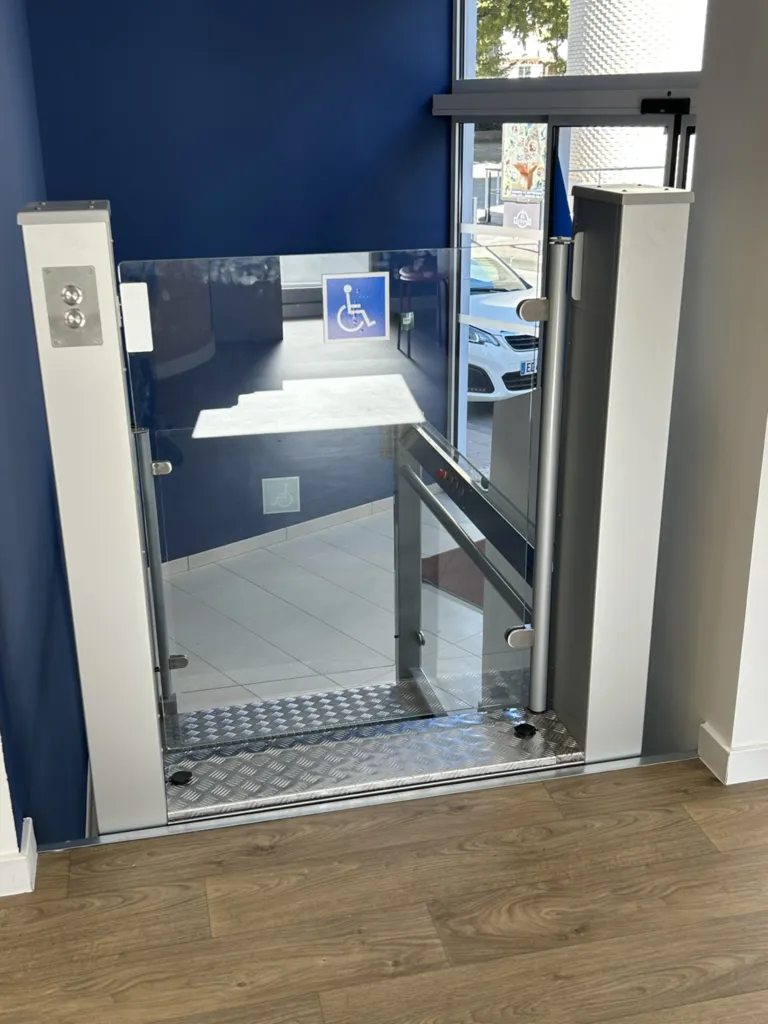 Design superbe pour cette plateforme verticale Barduva RB150 au centre médical de Gardanne