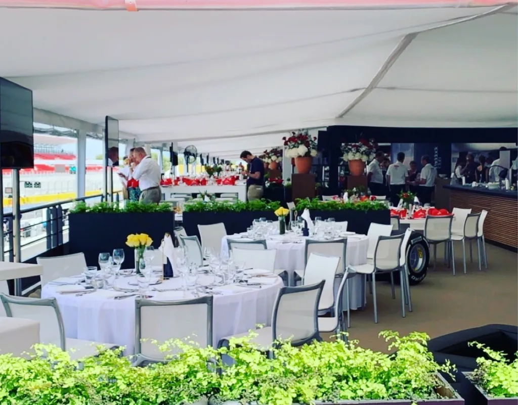 Location de cars haut de gamme avec chauffeur au Castellet pour voyage de groupe