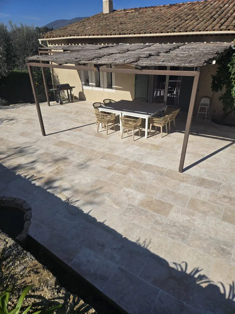 Terrasse en travertin beige 