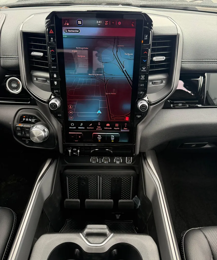 Écran Uconnect Dodge RAM 1500 2026 : technologie et multimédia premium