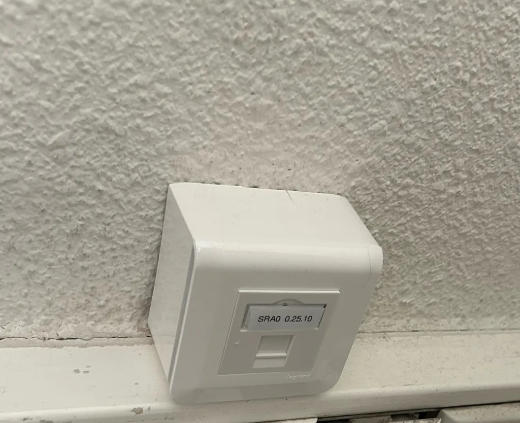 Expert électricien à Eygalières pour installation de prise Rj 45 car 6A pose de baie de brassage et optimisation de réseaux internet