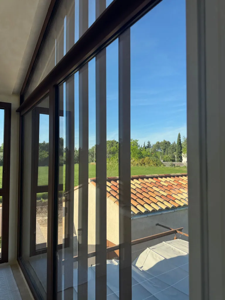 Diagnostic et pose de films solaires pour vitrage de véranda à Salon de Provence – Réduction de la chaleur et gain de confort intérieur economie d'énergie climatisation